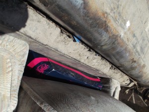 Müll0613 186.jpg (259.69 KiB) 5072 mal betrachtet Schmutziger kalter Stahl gegen weiches Polstermöbel und weiches Leder mit zierlichen Absätzen.