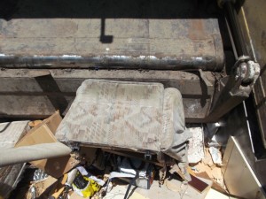Beruhigend zu wissen, dass alles, was gerade in den Müll gepresst wurde, auch wirklich reif für die Müllabfuhr war. Manchmal werden noch neuwertige oder historische schöne Dinge herzlos in die Müllschüttung geworfen.