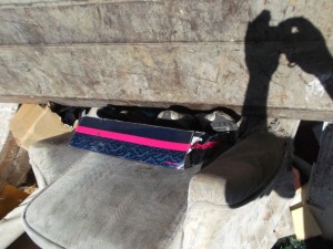 Müll0613 188.jpg (278.64 KiB) 5072 mal betrachtet Mit geilem Entsetzen fotografierte ich das Ende der Schuhe und Stiefel im Pressmüllauto.