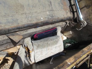 Müll0613 189.jpg (277.77 KiB) 5343 mal betrachtet Ausrangierte Schuhe und Stiefel waren die letzten, die auf dem Polstersessel "Platz genommen" hatten.