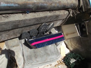 Müll0613 190.jpg (277.51 KiB) 5343 mal betrachtet Schlimme Anblicke: Die Schuhe und Stiefel winden und verbiegen sich unter dem ungeheuren Pressdruck und werden plattgemacht.