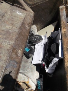 Müll0613 193.jpg (295.46 KiB) 5002 mal betrachtet Sofort fasste die Presse nochmals nach, denn der gepresste Dreck musste neuem Gerümpel Platz machen.