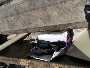 Müll0613 195.jpg (261.75 KiB) 5273 mal betrachtet Gerne hätte ich mal die Stiefel genauer angesehen, bevor die Presse sie zermalmt, aber in eine laufende Presse zu greifen ist dummer Leichtsinn. Deshalb: So geil und wertvoll die Sachen in der Müllschüttung auch sein mögen: Eine Hand, ein Arm, oder gar ein Menschenleben ist ungleich wertvoller!!! Also vor meinen Augen platt pressen lassen!
