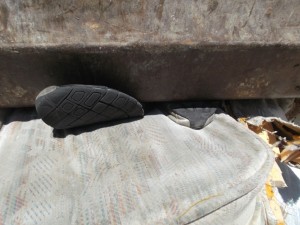 Müll0613 198.jpg (286.61 KiB) 5000 mal betrachtet Der eine Shox wird gerade dauerhaft im Vorfußbereich kaputt gepresst und der eine Free ...; na ihr seht's doch selbst. Sooo brutal!