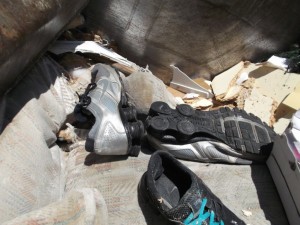 Hier sieht man den total zerpressten einen Shox (Vorfußbereich)