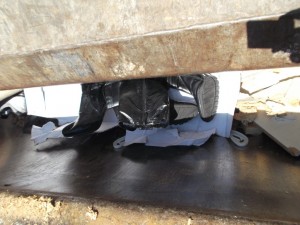 Eine Sekunde später würde das Pressschild sich in die Stiefel drücken.