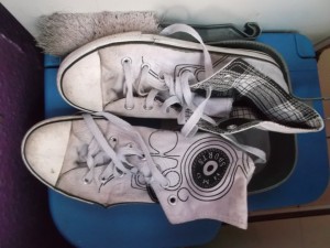 Diese Chucks hat Laura schon länger nicht mehr getragen und ausgelatscht sind die auch.