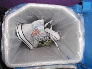 Laura hat ihre alten Chucks ausrangiert und auf den Küchenmülleimer gestellt und Jessica hat das Todesurteil vollstreckt.