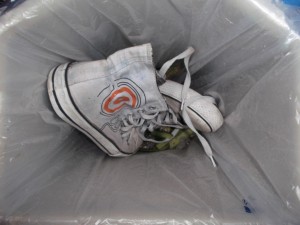 Tja, Stoffschuhe werden im Küchenabfall immer hoffnungslos versaut.