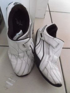 Da stehen sie nun in gefährlicher Nähe zum Küchenmülleimer am Tischbein, für sie ist es jetzt ein Glück, dass Lauras Chucks drin liegen.