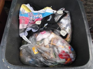 Lauras Girly-Handtasche war so kaputt, dass sie nicht einmal mehr als Mülltüte geeignet war.