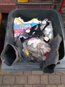 Müll0813 071.jpg (309.72 KiB) 5821 mal betrachtet Tamara "steuerte" auch für die kommende Müllabfuhr ein Paar ihrer abgelatschten Wildlederstiefel "bei".