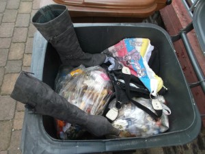 Müll0813 072.jpg (271.9 KiB) 6257 mal betrachtet Tamara hatte es wohl eilig, denn sie stellte eher ihre ausrangierten Stiefel in unsere Mülltonne ohne sich noch groß Gedanken zu machen, ob das so seine Ordnung hat.