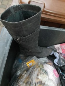 Noch standen ihre Stiefel stolz auf dem Müll, doch Tamaras Aufgabe wäre es gewesen, bei einer schon recht vollen Tonne ihren Abfall &quot;ordentlich&quot; reinzustopfen, damit der Deckel sich schließen lässt.