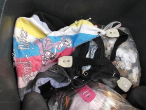 Müll0813 075.jpg (275.51 KiB) 5948 mal betrachtet Peinlich peinlich, wie manche Mädels noch mit solch einem verlotterten Zeug auf der Straße rumrennen.