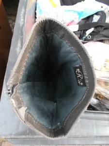 Müll0813 077.jpg (287.63 KiB) 5948 mal betrachtet Nie mehr würden zarte duftende Frauenfüße und schöne Beine in diesen Stiefeln stecken.