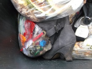 Vorbei die stolz hochaufragenden Stiefelschäfte. Müllstiefel müssen so aussehen!