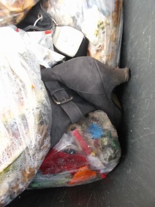 Immer tiefer sacken Tamaras Stiefel in dem sich zersetzenden Hausmüll.