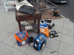 Müll0813 002.jpg (300.92 KiB) 13286 mal betrachtet Die "Sperrmüll-Hyänen" umkreisten die Rucksäcke. Doch welcher der Geier hatte ein "Erstrecht"?