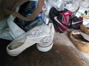 Ihre Chucks sahen eigentlich noch gut aus. Ob die &quot;meine&quot; Mädels fertiglatschen würden?!