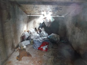 Für ihn schienen die süßen Schuhe nur wertloser Dreck zu sein.