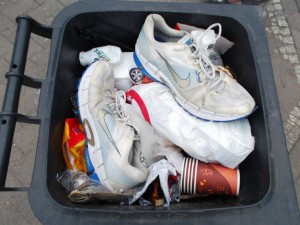 Die Nikes haben beinahe meine Schuhgröße und sie gefallen mir. Ein bisschen werde ich die noch an meinen Füßen quälen. Dann kommen die in eine Mülltonne ohne Aufkleber - in unsere!!