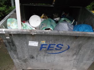 Ein ganz harmlos aussehender Großmüllcontainer.
