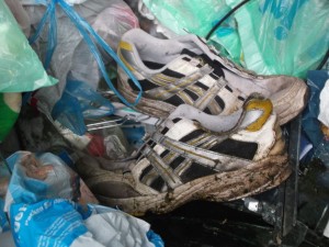 Offensichtlich lagen die asics zwischen über und unter siffenden, offenen oder aufgeplatzen Mülltüten und sahen erbärmlich aus.