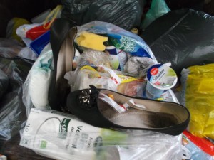 Ein echt böse stinkender Küchenmüllbeutel: faulige Essensreste, volle Windeln und total verkäste müffelnde Ballerinas!