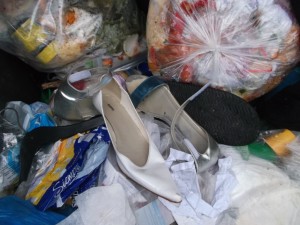 Müll0813 057.jpg (295.74 KiB) 10455 mal betrachtet Kaum in der Mülltonne gelandet und schon liegt der erste Siff und Dreck auf den verstoßenen Schuhen.