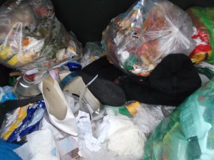 Müll0813 059.jpg (294.81 KiB) 10029 mal betrachtet Den geilen "Restmüll" kann man doch nicht "einfach so" liegenlassen?!