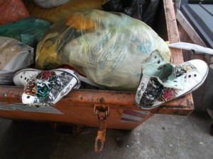 Nun lümmelten diese ausgelatschten Sneakers perspektivlos am Containerrand. Das sollte sich als böser Fehler erweisen!