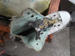 Total endfertig abgelatscht und innen müffelten die Sneakers nicht nur nach Müll ... .