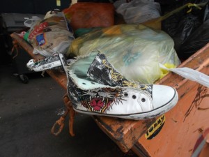 Gerade noch am Fotografieren, näherte sich vermutlich der Hausmeister. Ich wollte eh die Schuhe erst später mitgehen lassen. Also überließ ich die Chucks erst einmal ihrem Schicksal. Ob sich jemand ihrer erbarmen würde?