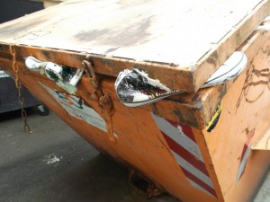 So heruntergekommen können Sachen enden. Nicht einmal ein erlösender Schubs ins Innere des Müllcontainers haben sie erhalten.
