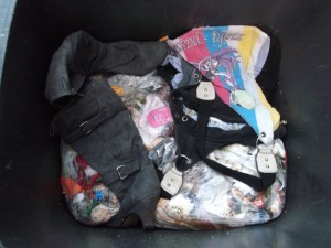 Wie zu erwarten, war der Frauenmüll mit dem anderen Dreck tiefer gesackt.