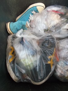 Immer wieder süß, wenn die Schuhe eines Pärchens in den Müll kommen.