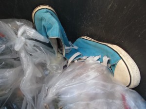 Sie scheint wohl ihre Schuhe lose in den Müll zu schmeißen. Auch gut!