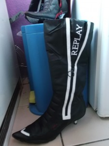 Müll0813 250.jpg (290.72 KiB) 5354 mal betrachtet Das supergeile Replay-Stiefelpaar steht unleugbar hier zur "weiteren Entsorgung".