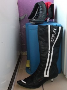 Müll0813 252.jpg (272.7 KiB) 5239 mal betrachtet Ich habe dumm geplappert und die armen geilen Stiefel müssen nun dafür ihren letzten Gang antreten.