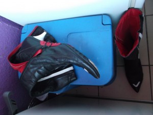 Müll0813 257.jpg (250.56 KiB) 5675 mal betrachtet Wenn Dreck reingeworfen wird, nimmt jedesmal Anja oder Jessica den einen Stiefel kurz hoch. Sie legen ihn aber immer wieder zurück; - vermutlich, weil er dort "hingehört".