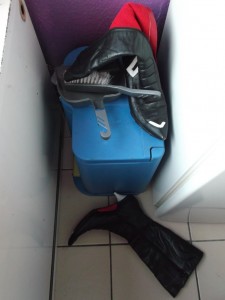 Müll0813 260.jpg (249.14 KiB) 5239 mal betrachtet Den verstoßenen geilen Stiefeln stehen nun schlimme anderthalb Wochen in unserer berüchtigten Restmülltonne bevor. Das feine Leder, das weiche Innenfutteral und der süße kleine Heel - all' das wird bald nur noch eklig versauter Frauenmüll sein.