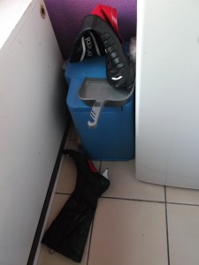 Müll0813 262.jpg (262.77 KiB) 5642 mal betrachtet Die armen Stiefel müssen weiter zittern. Wenn es doch nur schon zuende wäre. "Für alle Beteiligten besser?!"