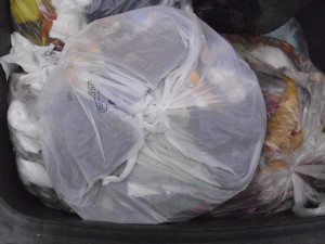 Anja02 055.jpg (189.07 KiB) 10484 mal betrachtet Die süßen Pantoletten aus dem Abfalleimer sind auch schon in die Mülltonne gekommen, um dort bald ihr Ende zu finden.