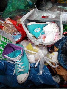 Vielleicht nach einem langen Tag hat da ein Mädel seine fertigen Chucks im Badezimmer ausgezogen, sofort ausrangiert und dort in ihre Badmülltüte reingestopft?!