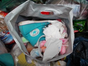Da gehört schon was dazu, so geile Chucks in den ekligen Dreck einer Badmülltüte mit Intimmüll zu stopfen. Igitt - aber geil!