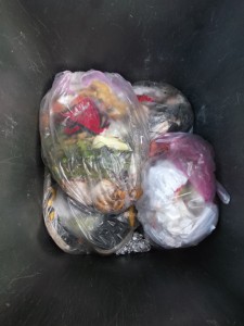Müll0813 266.jpg (305.73 KiB) 5503 mal betrachtet Die erste Überraschung: Der volle Küchenmüllbeutel mit den sexy Wäschelumpchen war in der Mülltonne wie zu erwarten angekommen, aber wo waren die Stiefel?