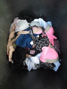 Müll0813 269.jpg (279.35 KiB) 5184 mal betrachtet Wow! Anscheinend hat Jessica bei sich, aber hauptsächlich bei Laura Wäsche ausrangiert. Jetzt weiß ich auch, was der kleine Karton vorm Kleiderschrank bedeutet hat.