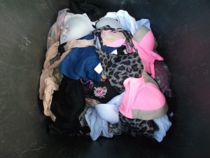 Müll0813 270.jpg (255.3 KiB) 5184 mal betrachtet Was für eine supergeile Ansammlung von süßer Wäsche. Unsere Mülltonne wurde gerade richtig "verwöhnt"!