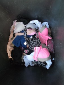 Müll0813 271.jpg (279.34 KiB) 5493 mal betrachtet Da hätte ich gerne mal drin rumgewühlt und die feinen weichen Stoffe und den Frauenduft eines Wäscheschrankes genossen, doch im Treppenhaus war wieder Bewegung.